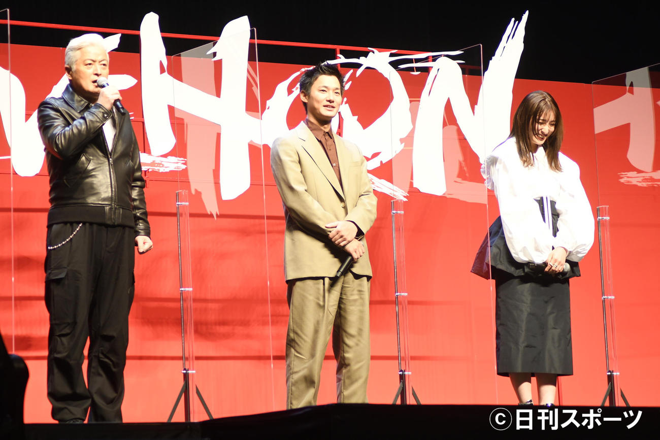映画「ALIVEHOON　アライブフーン」製作発表会見で陣内孝則（左）のトークに笑顔を見せる野村周平（中央）と吉川愛（撮影・大友陽平）