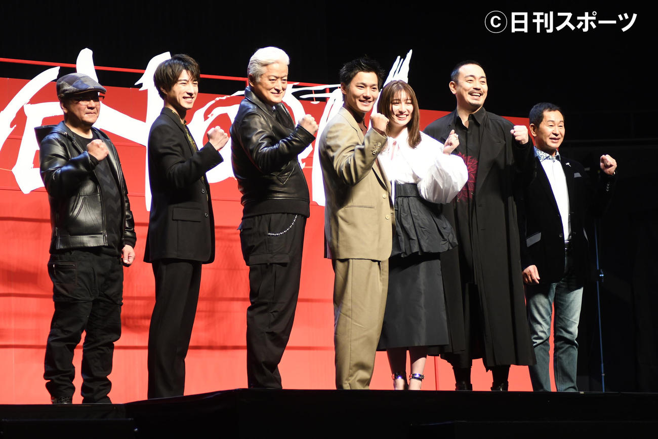 映画「ALIVEHOON　アライブフーン」製作発表会見に出席した、左から下山天監督、福山翔大、陣内孝則、野村周平、吉川愛、青柳翔、土屋圭市（撮影・大友陽平）