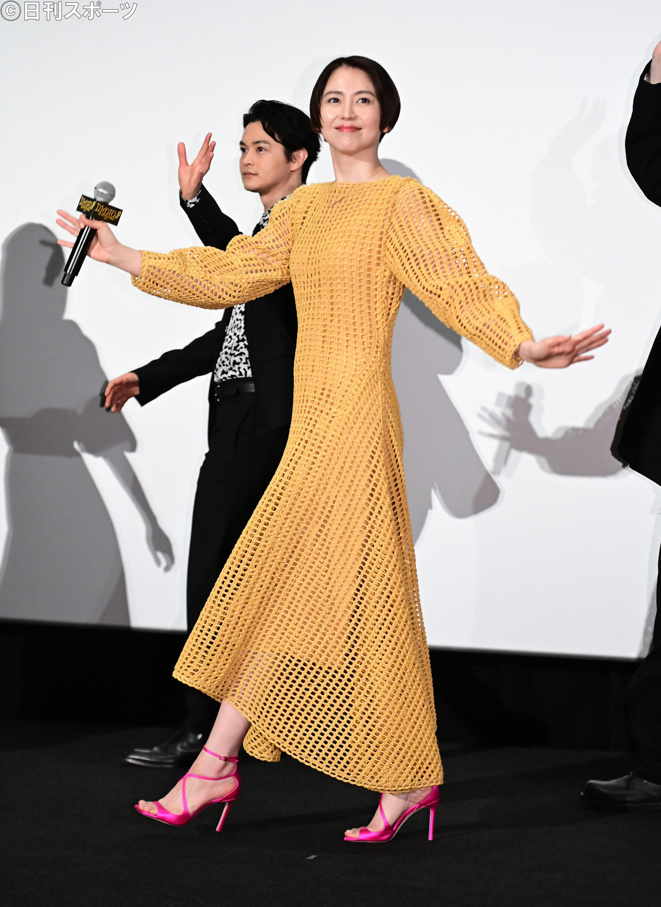 映画「コンフィデンスマンJP　英雄編」初日舞台あいさつに臨む長澤まさみ。後方は瀬戸康史（撮影・小沢裕）