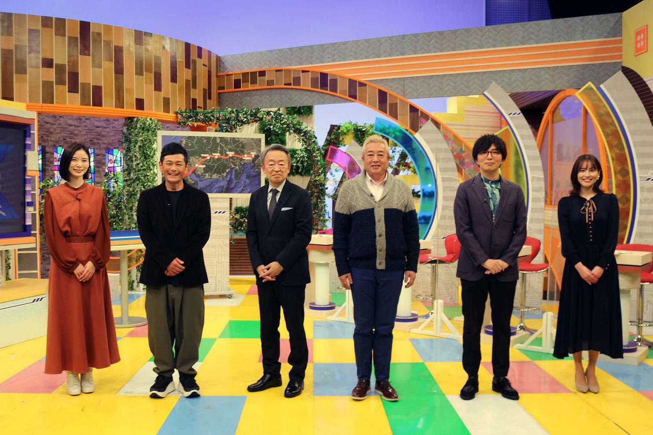 23日放送の静岡朝日テレビ特番に出演した、左から朝日奈央、遠藤章造、池上彰氏、ガダルカナル・タカ、土屋礼央、佐野伶莉アナウンサー
