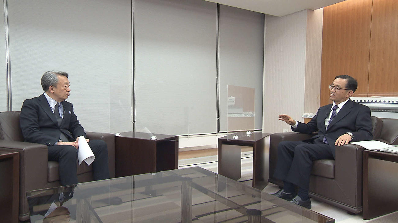 23日放送の静岡朝日テレビ特番で、池上彰氏（左）はJR東海の金子慎社長を単独取材