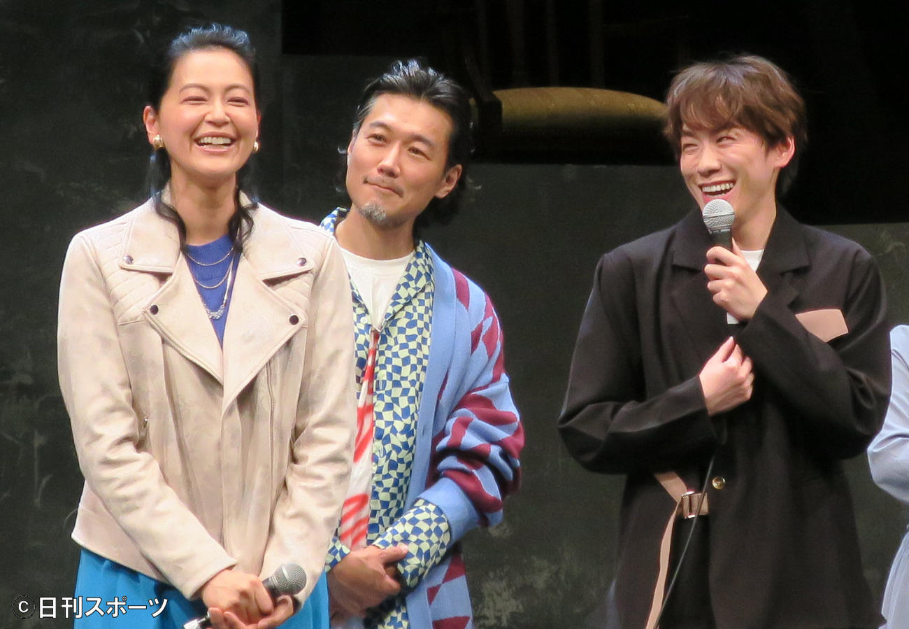 舞台「あの子より、私。」初日直前取材会に臨む、左から黒谷友香、古屋隆太、基俊介