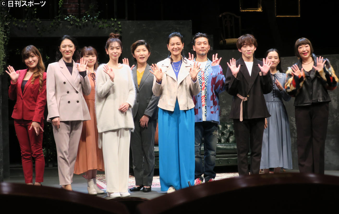 舞台「あの子より、私。」初日直前取材会で。左から、高木里代子、しゅはまはるみ、三林万里子、遊井亮子、異儀田夏葉、黒谷友香、古屋隆太、基俊介、村上穂乃佳、松岡依都美