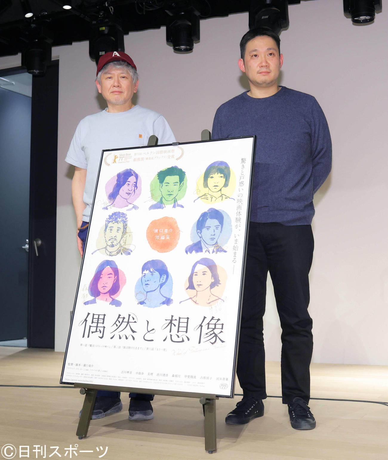 対談を終え写真に納まる奈良美智氏（左）と濱口竜介監督（撮影・河田真司）