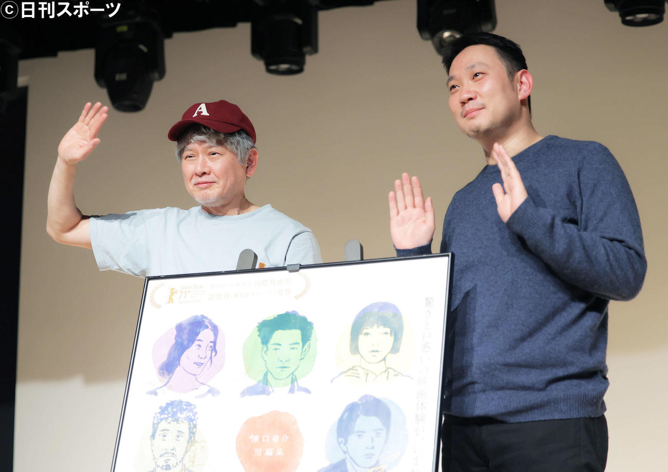 対談を終え手を振る奈良美智（左）と濱口竜介監督（撮影・河田真司）
