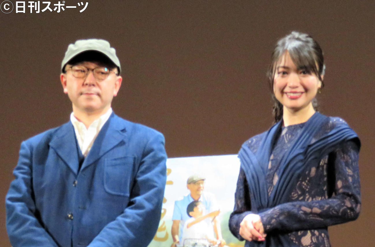 日中合作映画「安魂」（日向寺太郎監督）の舞台あいさつに登壇した北原里英（右）と日向寺太郎監督（撮影・三須佳夏）