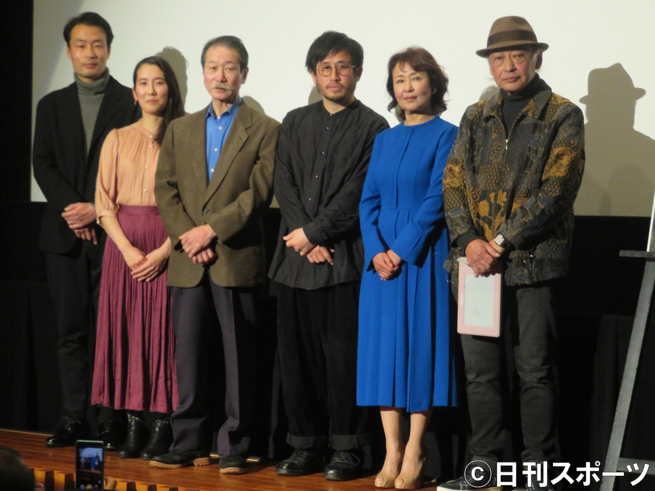 映画「なん・なんだ」の初日舞台あいさつに出席した、左から吉岡睦雄、和田光沙、下元史朗、山嵜晋平監督、烏丸せつこ、佐野和宏