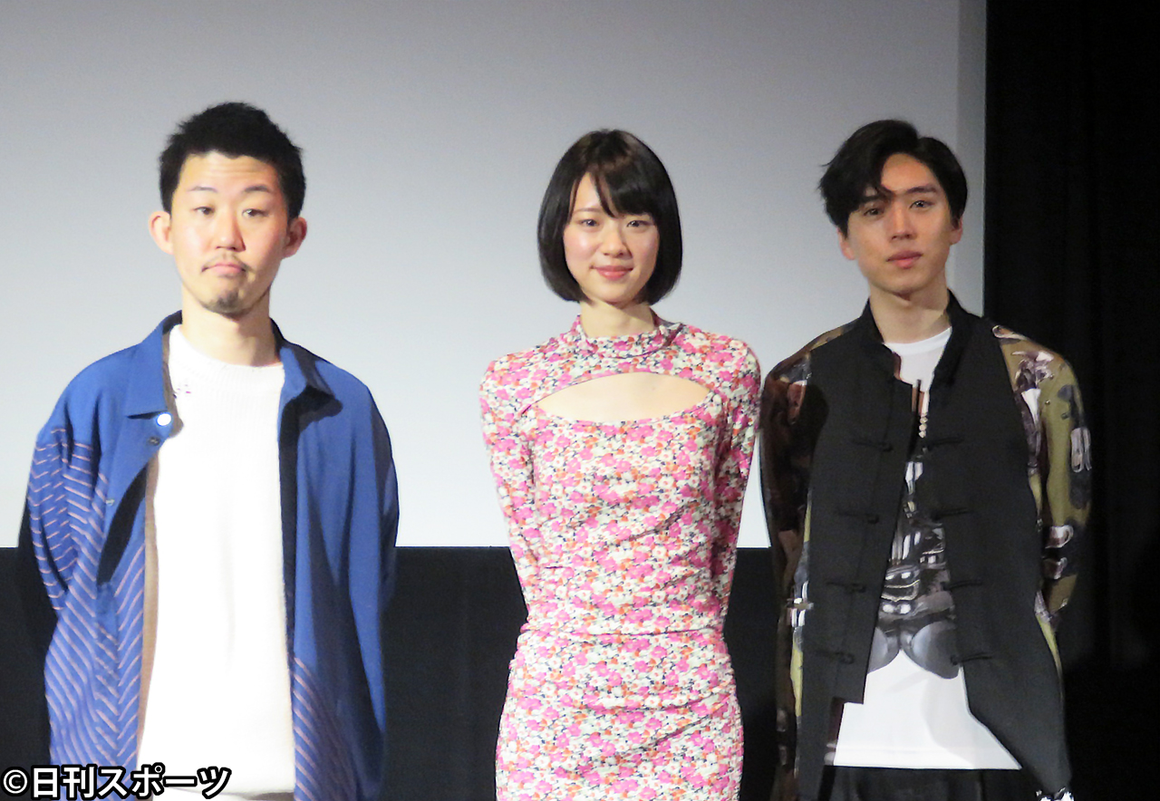 映画「フタリノセカイ」の舞台あいさつに出席した、左から飯塚花笑監督、片山友希、坂東龍汰（撮影・小谷野俊哉）