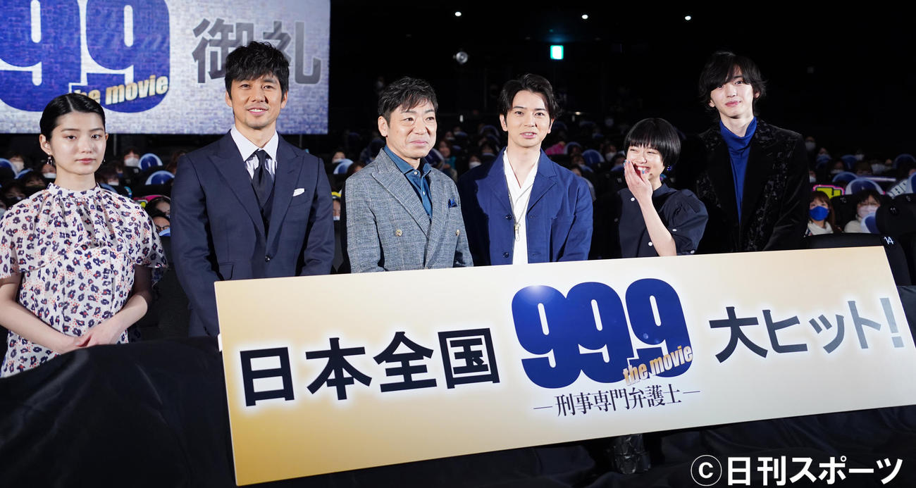 映画「99・9　刑事専門弁護士－THE MOVIE」のイベントの登壇者。左から蒔田彩珠、西島秀俊、香川照之、松本潤、杉咲花、道枝駿佑（撮影・佐藤勝亮）