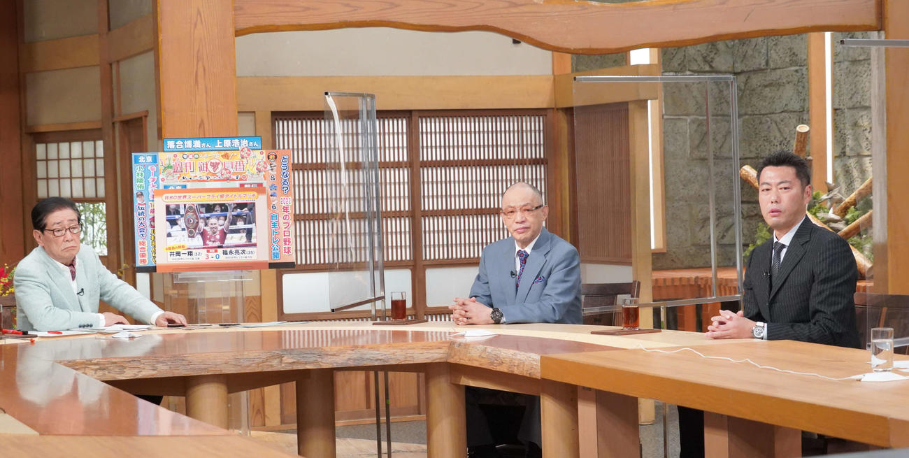 9日、TBS系「サンデーモーニング」の放送に臨む、左から司会の関口宏、落合博満氏、新御意見番の上原浩治氏（撮影・佐藤成）