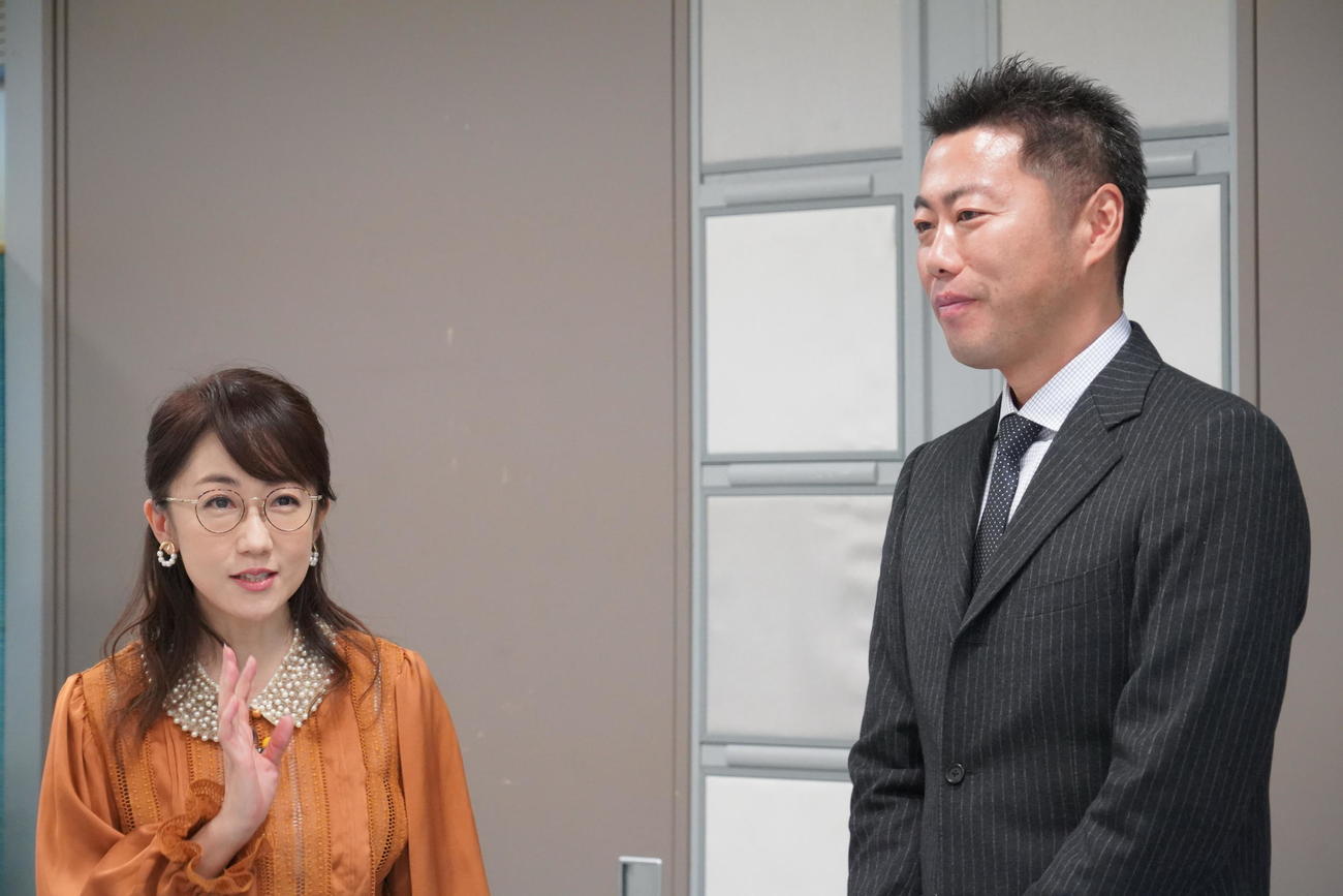 9日、TBS系「サンデーモーニング」新御意見番の上原浩治氏（右）と唐橋ユミ（撮影・佐藤成）