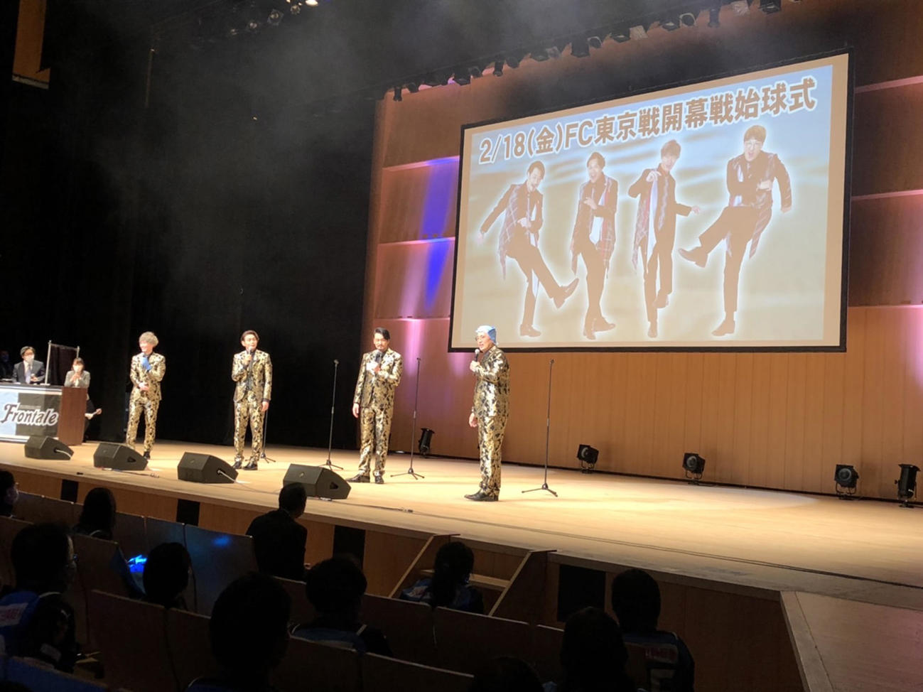 川崎フロンターレの新体制発表会見に出席した純烈