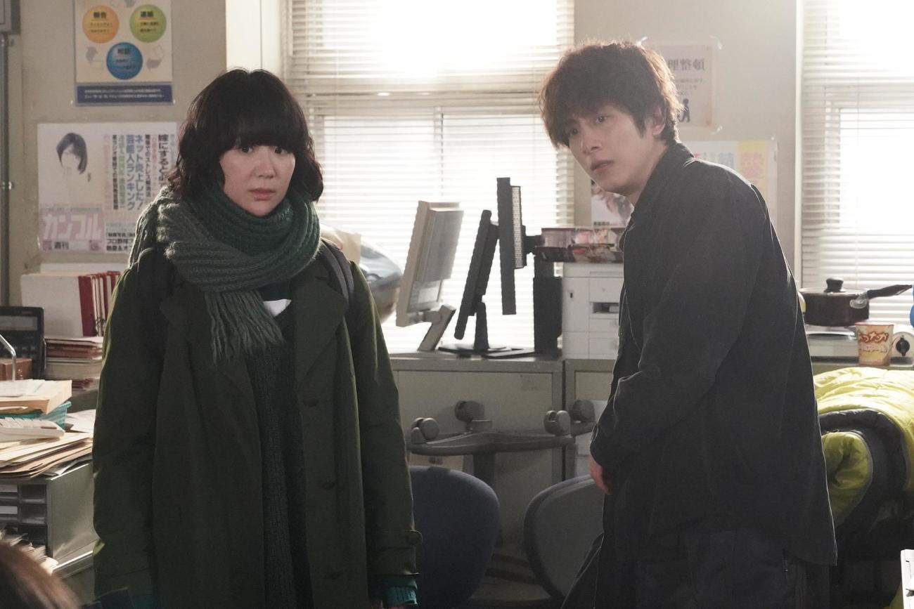 編集長の瀬古凜々子（黒木華＝左）と編集部員の根津道春（溝端淳平）（C）フジテレビ