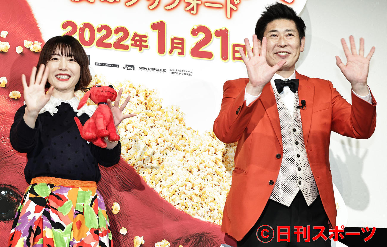 映画「でっかくなっちゃった赤い子犬　僕はクリフォード」舞台あいさつを行った花澤香菜（左）とマギー審司（撮影・中島郁夫）