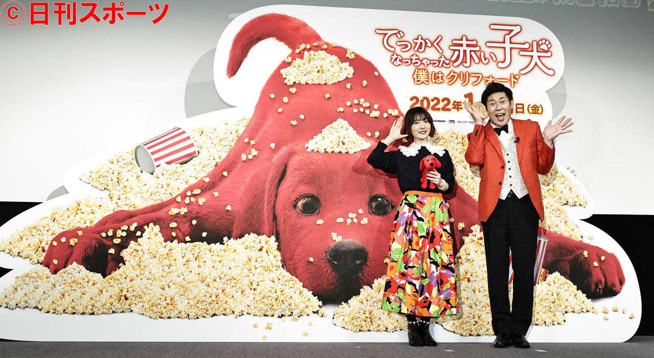 映画「でっかくなっちゃった赤い子犬　僕はクリフォード」舞台あいさつを行った花澤香菜（左）とマギー審司（撮影・中島郁夫）