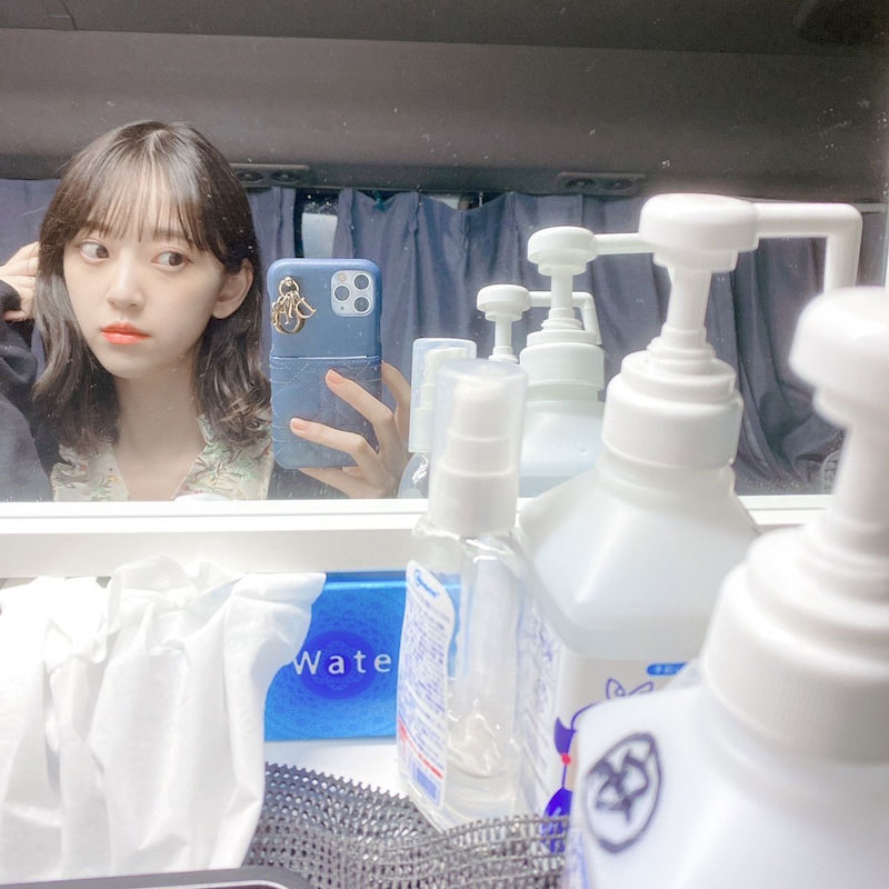 鏡越しに撮影した自撮りショットを公開した堀未央奈（ドラマ「まったり！赤胴鈴之助」オフィシャルブログより）