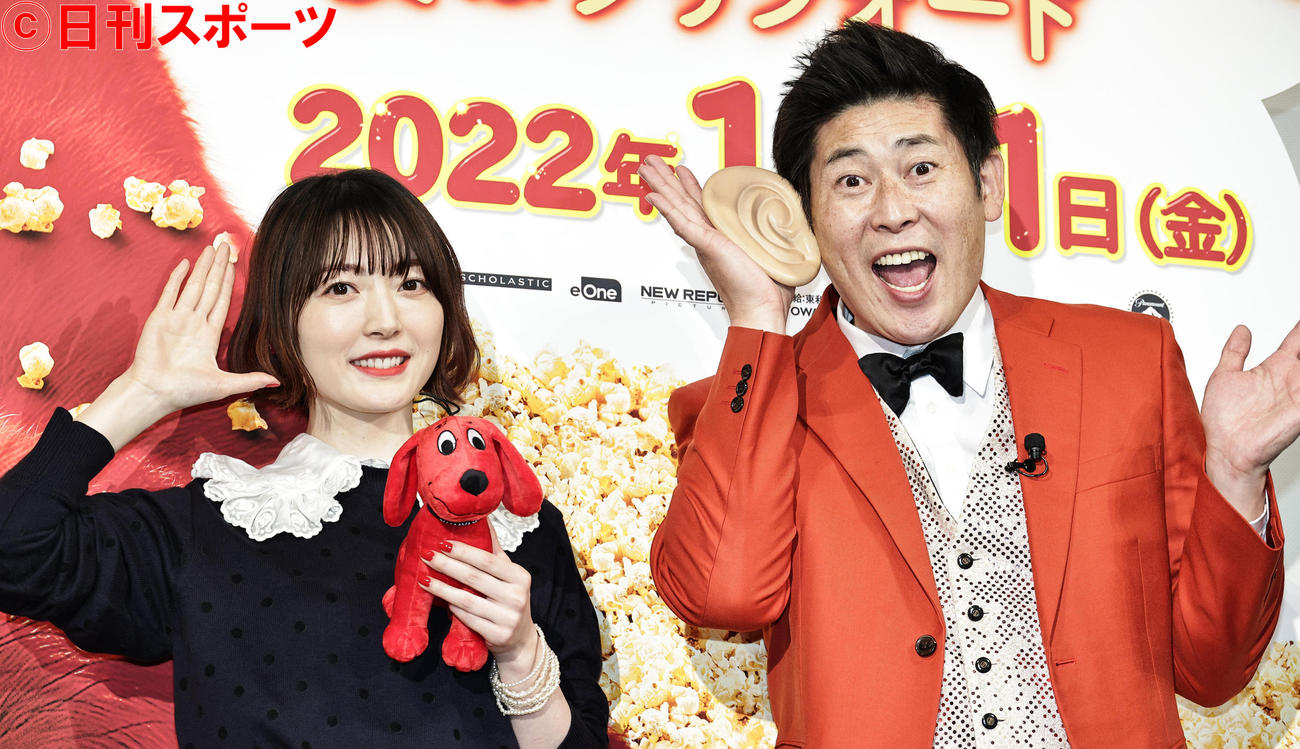 映画「でっかくなっちゃった赤い子犬　僕はクリフォード」舞台あいさつを行った花澤香菜（左）とマギー審司（撮影・中島郁夫）