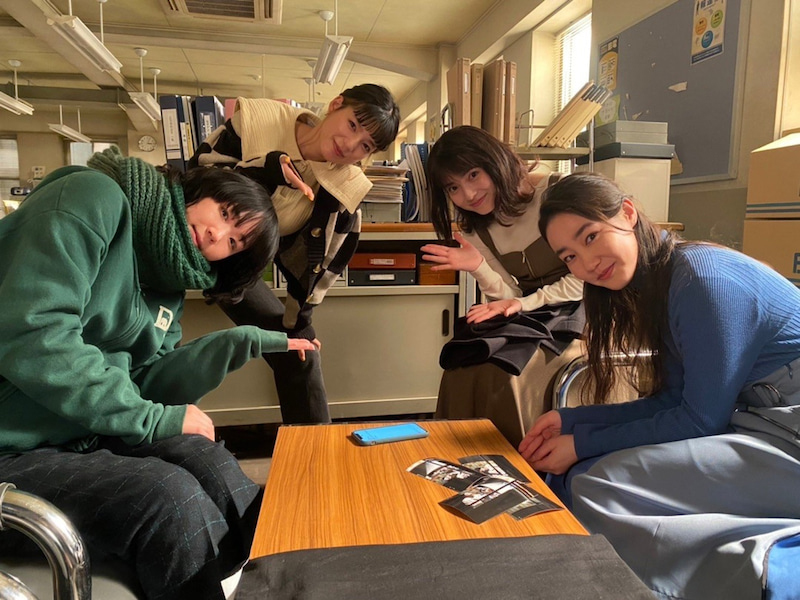 「ゴシップ #彼女が知りたい本当の○○」オフィシャルブログに掲載された黒木華、石井杏奈、清水葉月、大原梓の4ショット