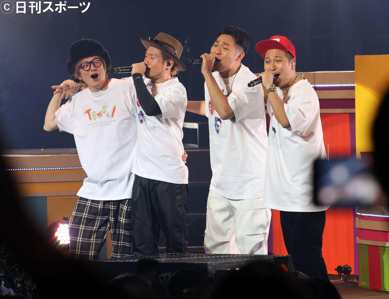 ツアーファイナルのアンコールでバックDJのMANAーB（左端）を加えて熱唱するベリーグッドマンの、左2人目からHiDEX、Rover、MOCA（撮影・浅見桂子）