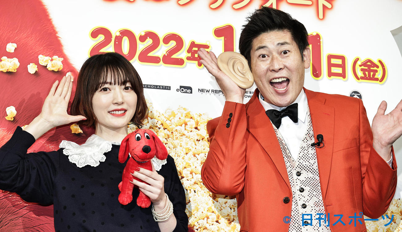 映画「でっかくなっちゃった赤い子犬　僕はクリフォード」舞台あいさつを行った花澤香菜（左）とマギー審司（撮影・中島郁夫）