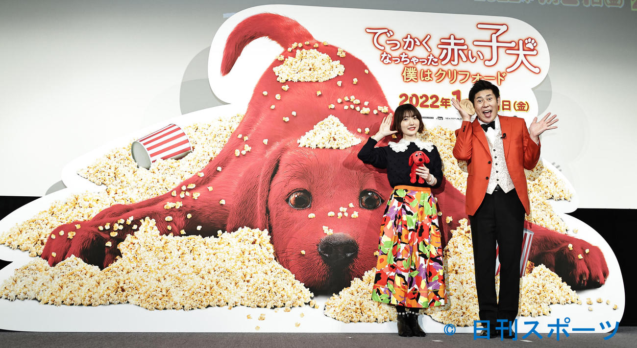 映画「でっかくなっちゃった赤い子犬　僕はクリフォード」舞台あいさつを行った花澤香菜（左）とマギー審司（撮影・中島郁夫）