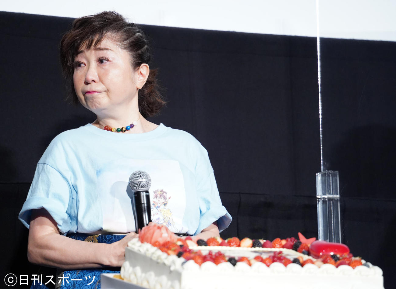 アニメ映画「魔神英雄伝ワタル　七魂の龍神丸－再会－」上映記念舞台あいさつで、サプライズケーキに涙ぐむ田中真弓（撮影・佐藤勝亮）