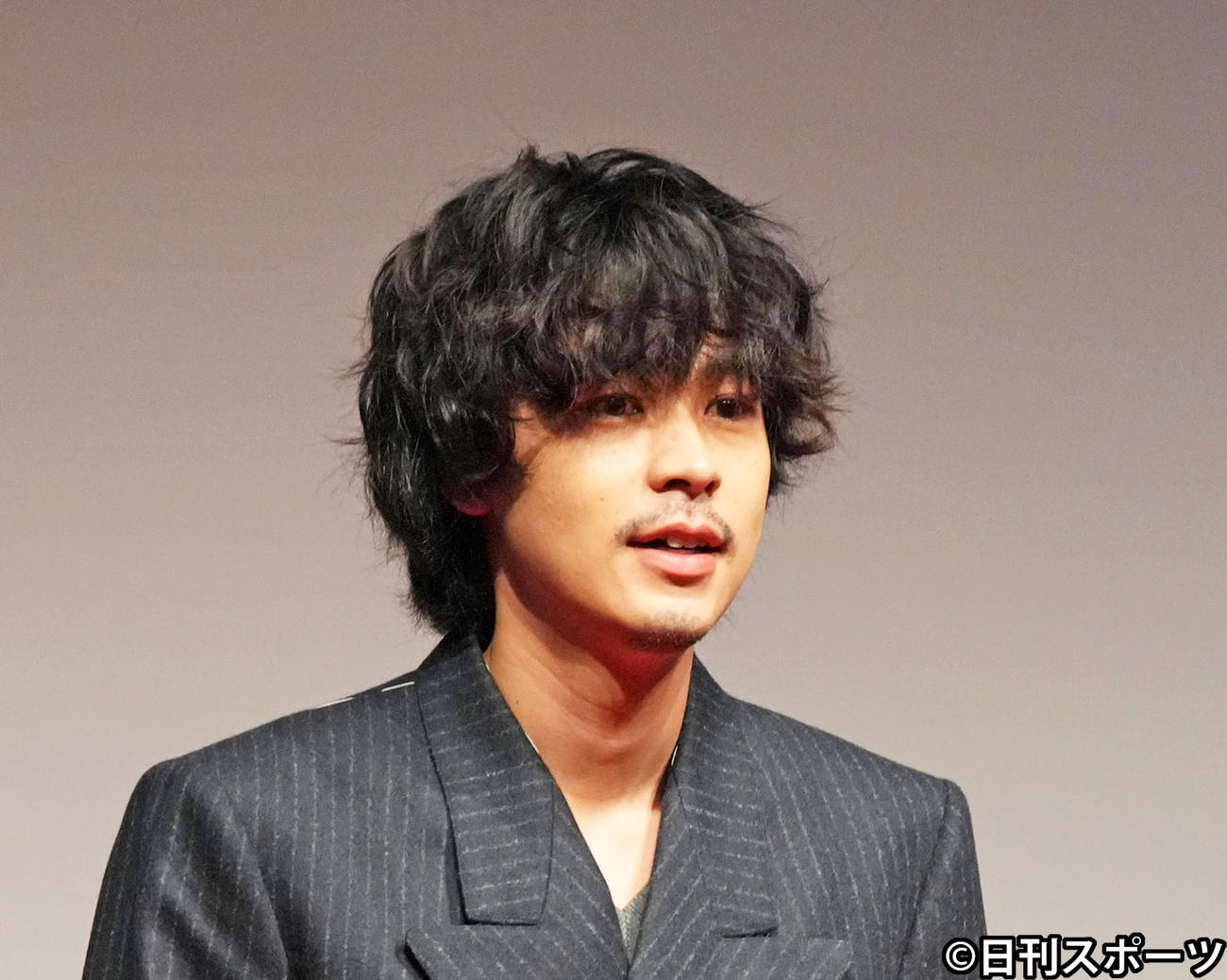 成田凌（2021年12月撮影）