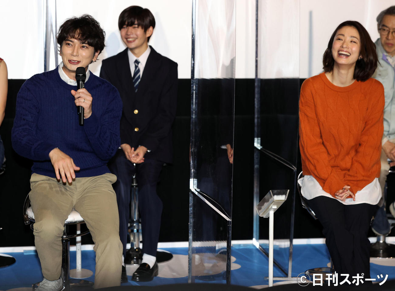 ドラマ「となりのチカラ」完成披露記者会見で質問に笑顔で答える松本潤（左）と上戸彩。後方は長尾謙杜（撮影・浅見桂子）