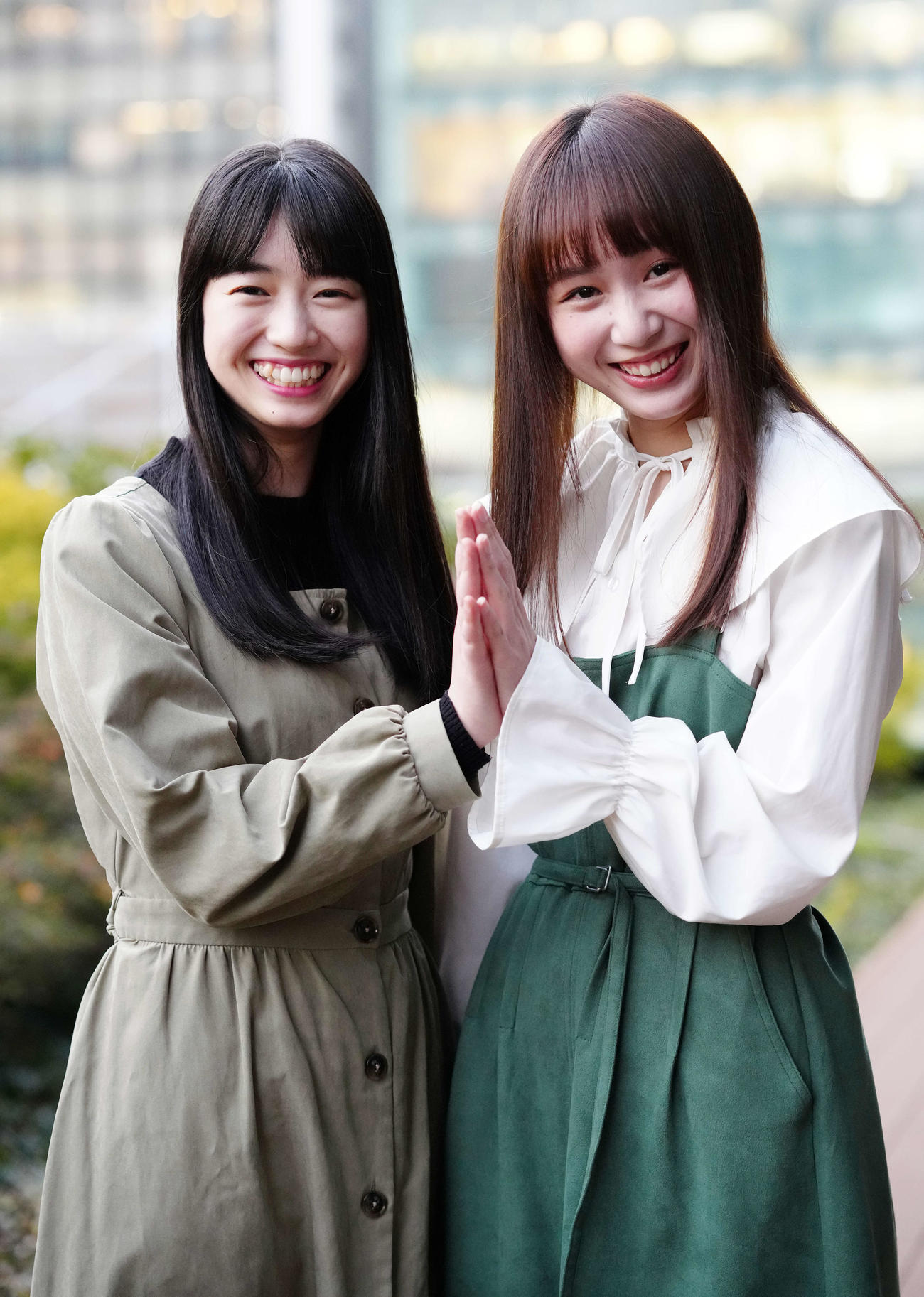 手を合わせ笑顔を見せる「劇団4ドル50セント」の田中音江（左）と森由姫（撮影・江口和貴）