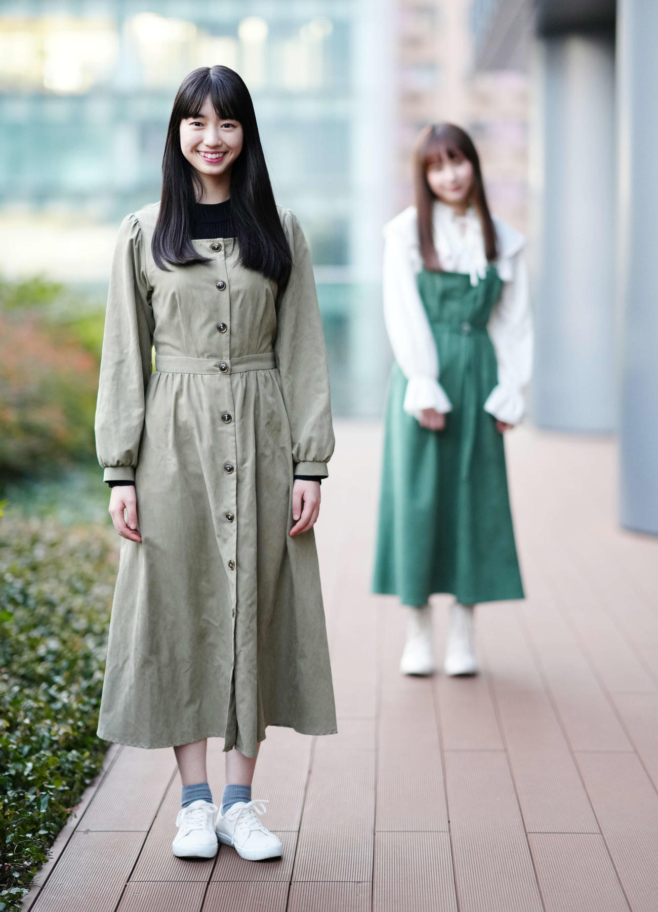 笑顔を見せる「劇団4ドル50セント」の田中音江（手前）。後方は森由姫（撮影・江口和貴）