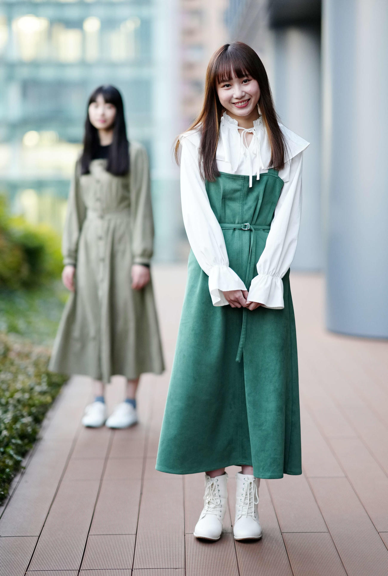 笑顔を見せる「劇団4ドル50セント」の森由姫（手前）。後方は田中音江（撮影・江口和貴）