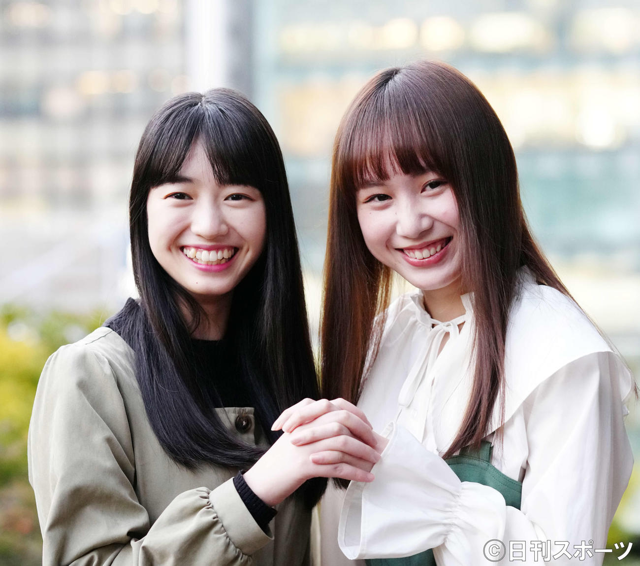 手を合わせ笑顔を見せる「劇団4ドル50セント」の田中音江（左）と森由姫（撮影・江口和貴）