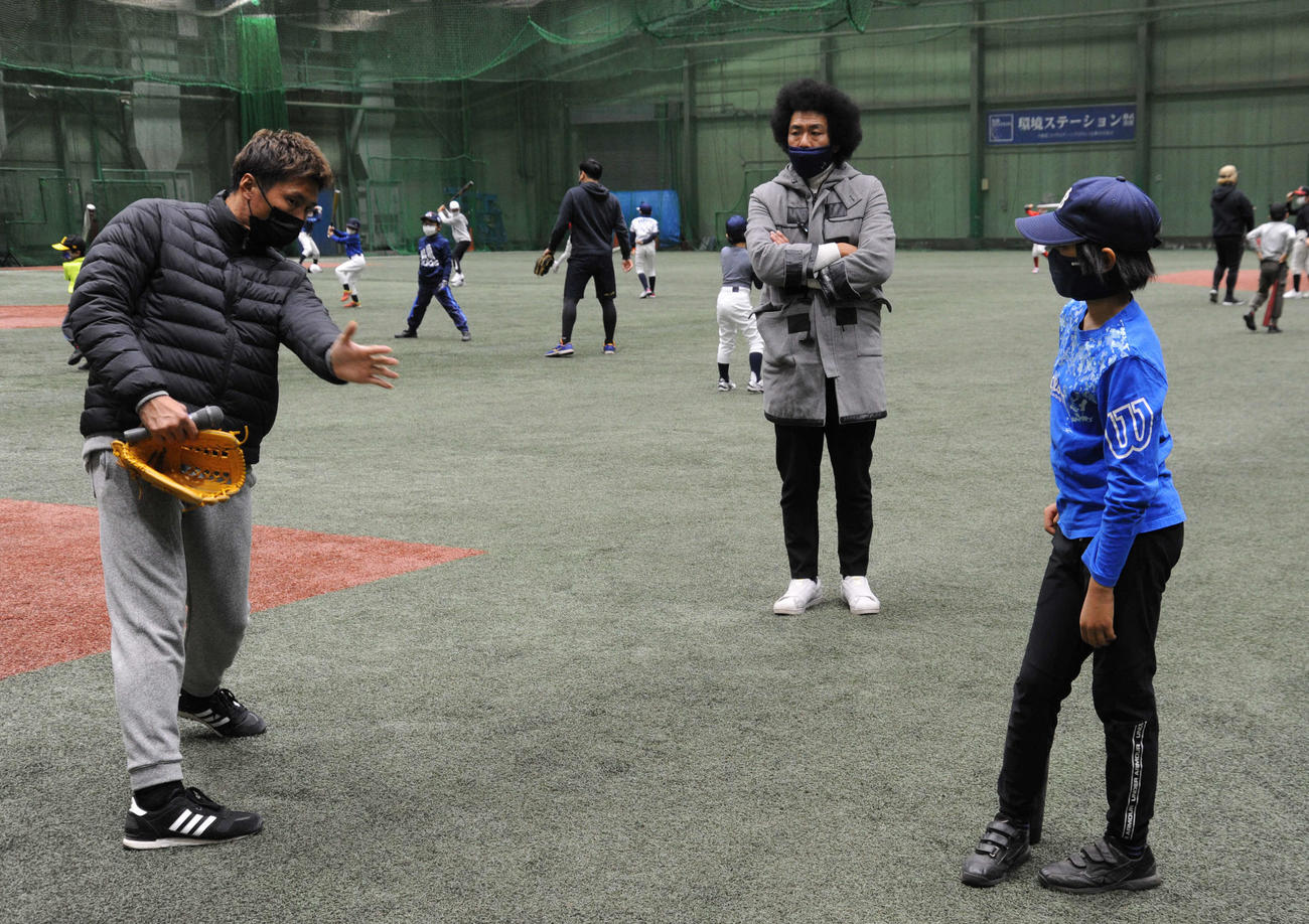 野球教室「Yoshimoto Enjoy Baseball」で小学生にスイングを指導する元ヤクルトの上田剛史氏（左端）とお笑いコンビ、トータルテンボスの藤田憲右（撮影・松尾幸之介）