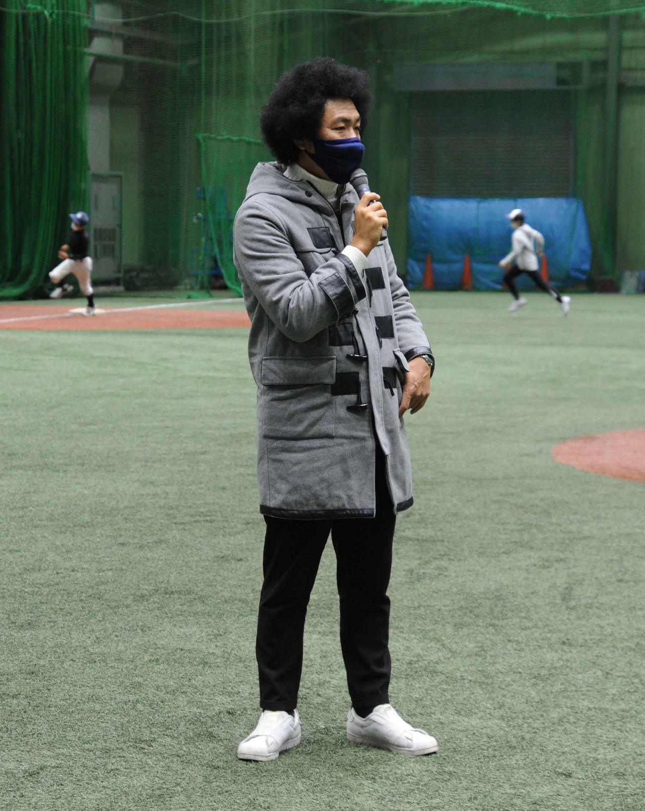野球教室で小学生の走塁を指導するトータルテンボスの藤田憲右（撮影・松尾幸之介）