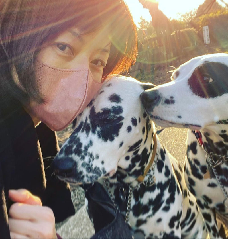 夕日をバックに愛犬たちとのお散歩3ショットを公開した高岡早紀（高岡早紀オフィシャルブログより）
