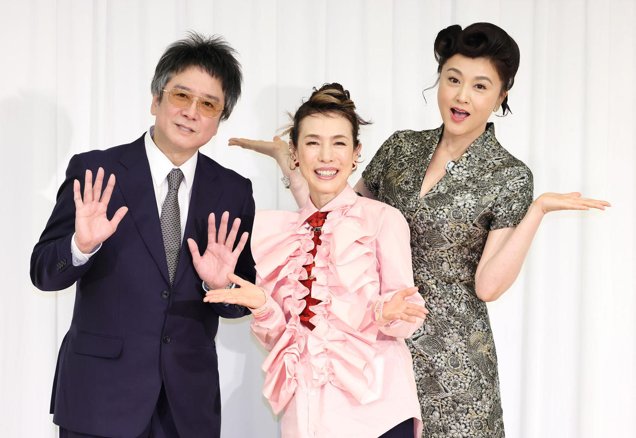 笑顔でポーズを決める、左から演出の錦織一清、主演の久本雅美と藤原紀香（撮影・足立雅史）