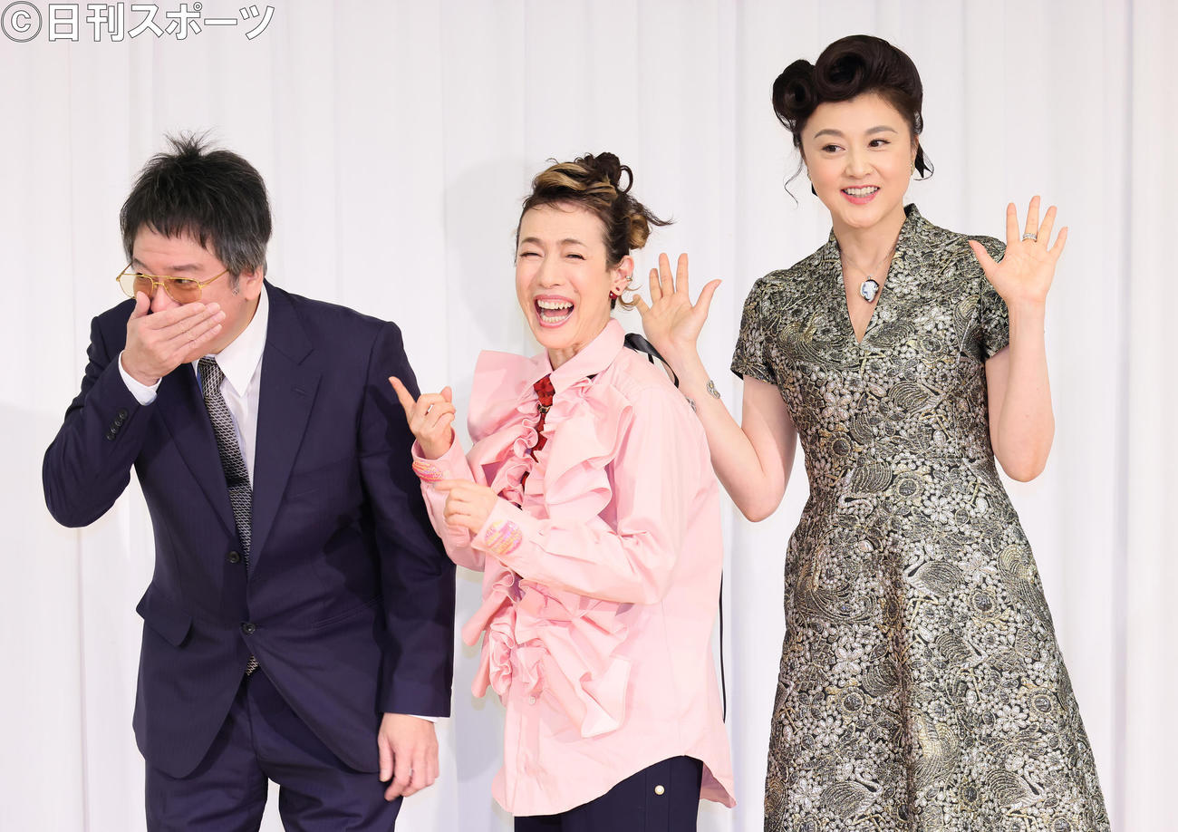 会見で和気あいあいとした様子を見せる、左から演出の錦織一清、主演の久本雅美と藤原紀香（撮影・足立雅史）