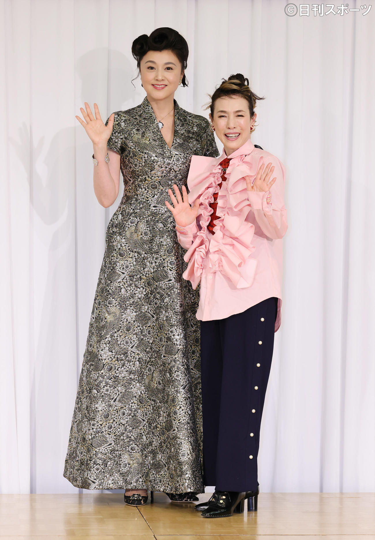 会見で笑顔を見せる主演の藤原紀香（左）と久本雅美（撮影・足立雅史）