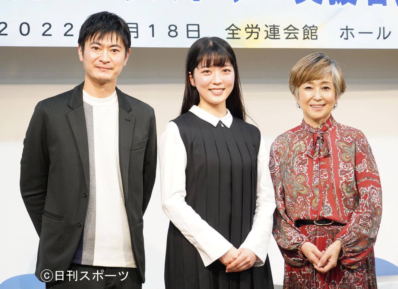 映画「わが青春つきるとも－伊藤千代子の生涯－」製作発表会見に出席した、左から窪塚俊介、井上百合子、竹下景子（撮影・佐藤成）
