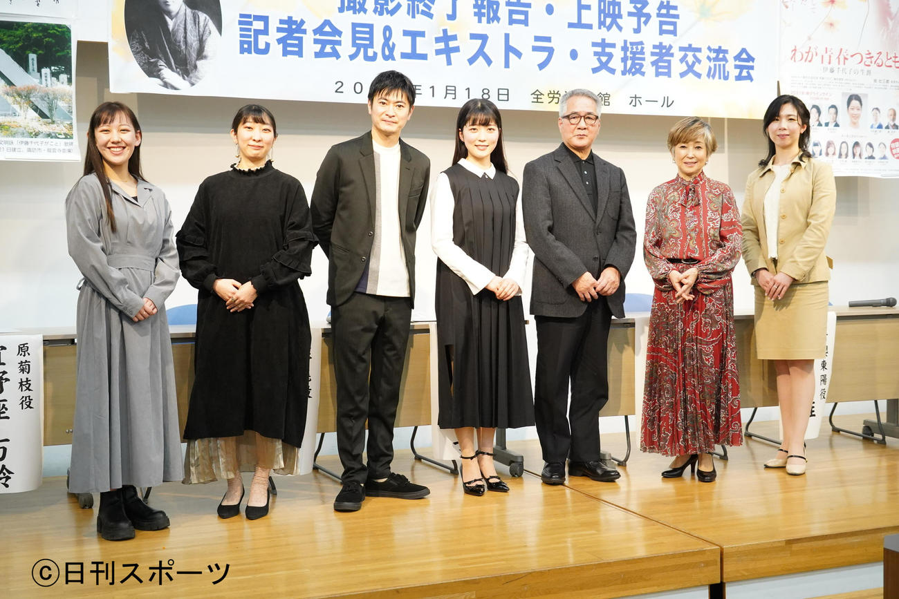 映画「わが青春つきるとも－伊藤千代子の生涯－」製作発表会見に出席した、左から塚瀬香名子、宜野座万鈴、窪塚俊介、井上百合子、桂壮三郎監督、竹下景子、印南唯（撮影・佐藤成）