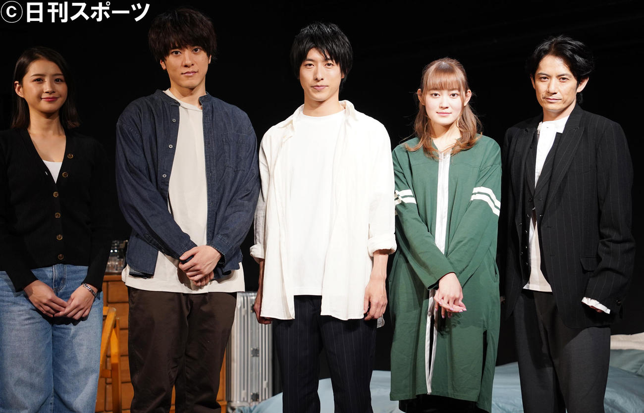 舞台「告白」の取材会に出席した、左から綺咲愛里、松島庄汰、谷佳樹、吉本実憂、佐藤アツヒロ（撮影・佐藤勝亮）