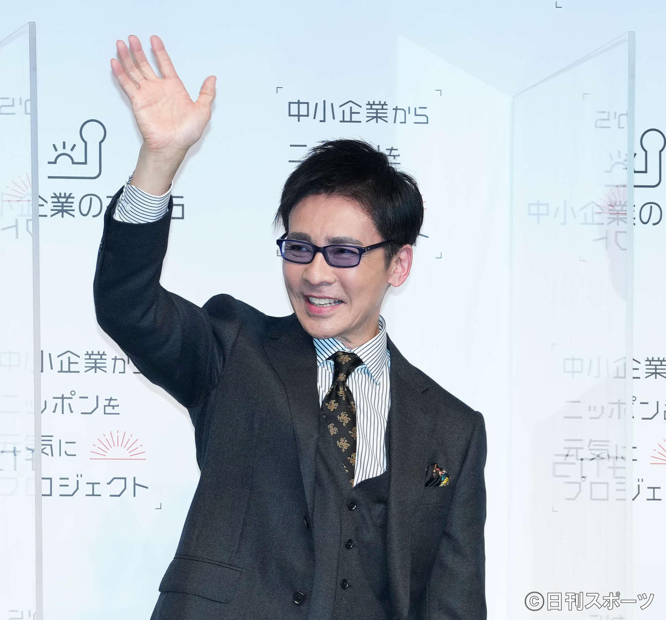 「中小企業からニッポンを元気にプロジェクト」第3期発表会に登壇し、手を振る郷ひろみ（2022年1月撮影）