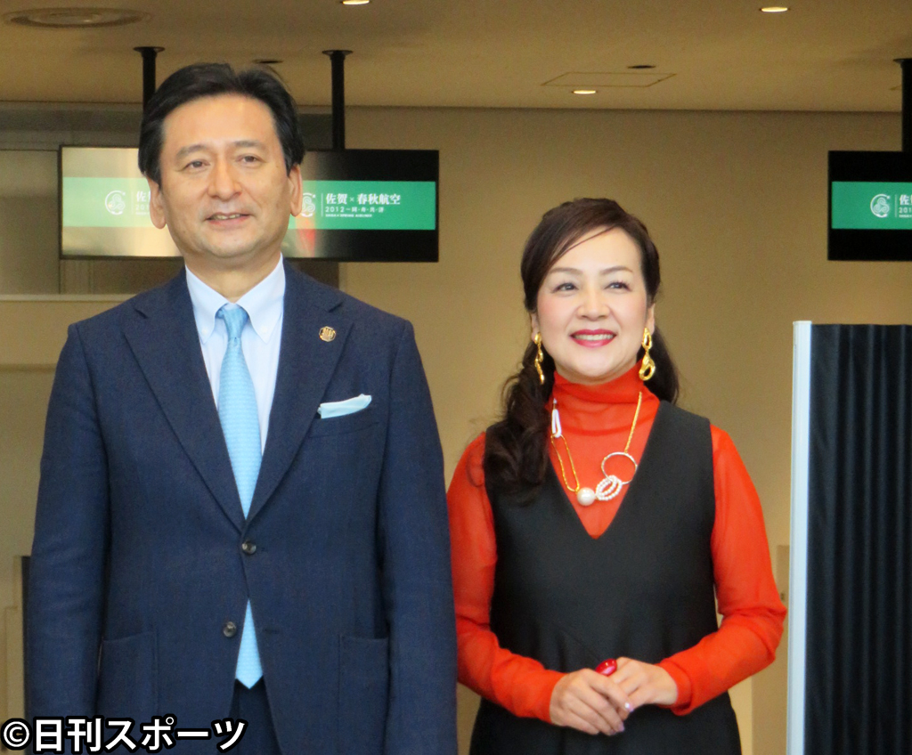 「佐賀－上海就航線10周年企画『中国路線プロモーション』」イベントに出席した山口祥義佐賀県知事（左）と荒木由美子（撮影・小谷野俊哉）