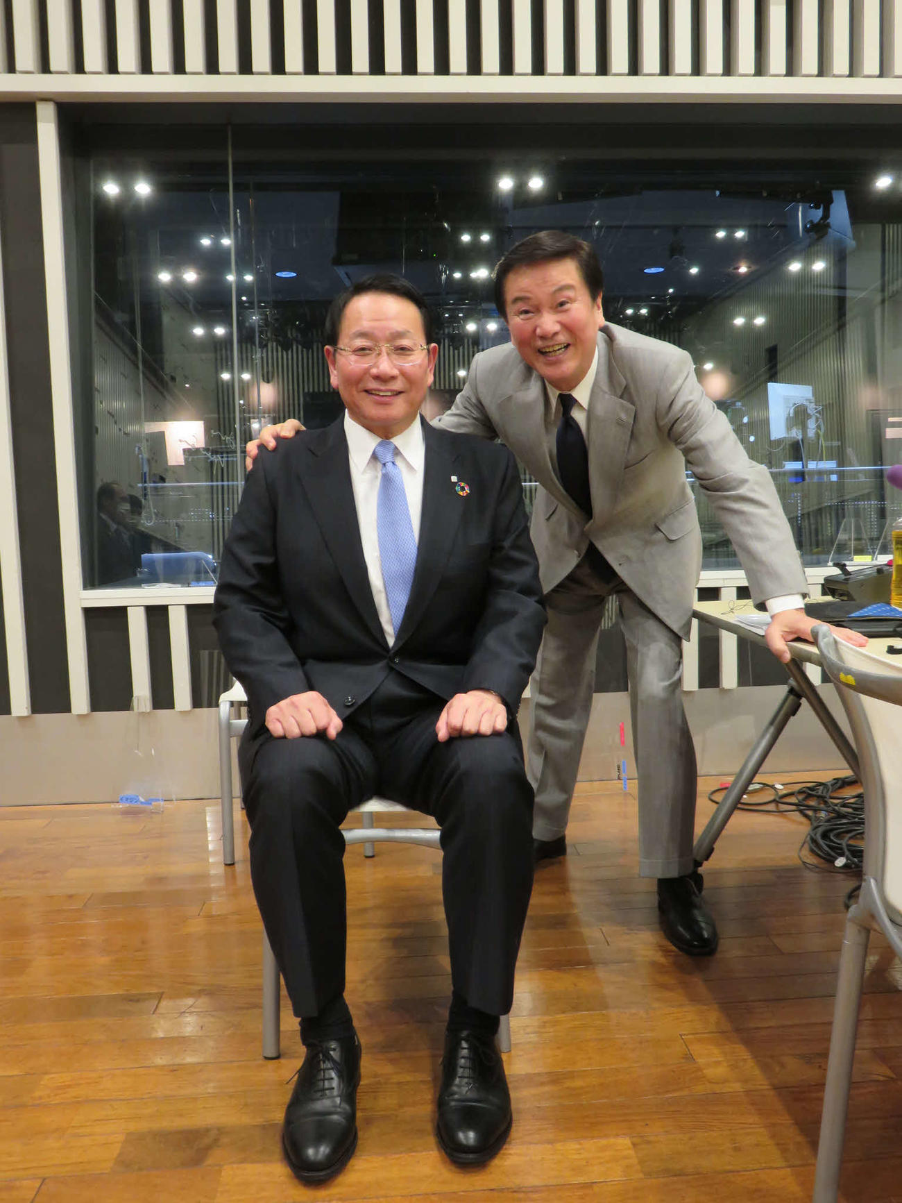 森田健作（右）のラジオ番組にゲスト出演したYKKAPの堀秀充社長