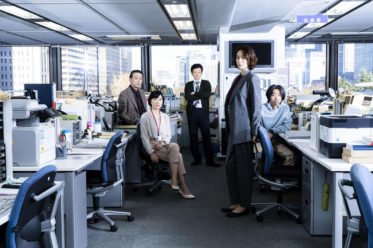 Netflixシリーズ「新聞記者」に出演する、左から吹越満、土村芳、橋本じゅん、米倉涼子、柄本時生