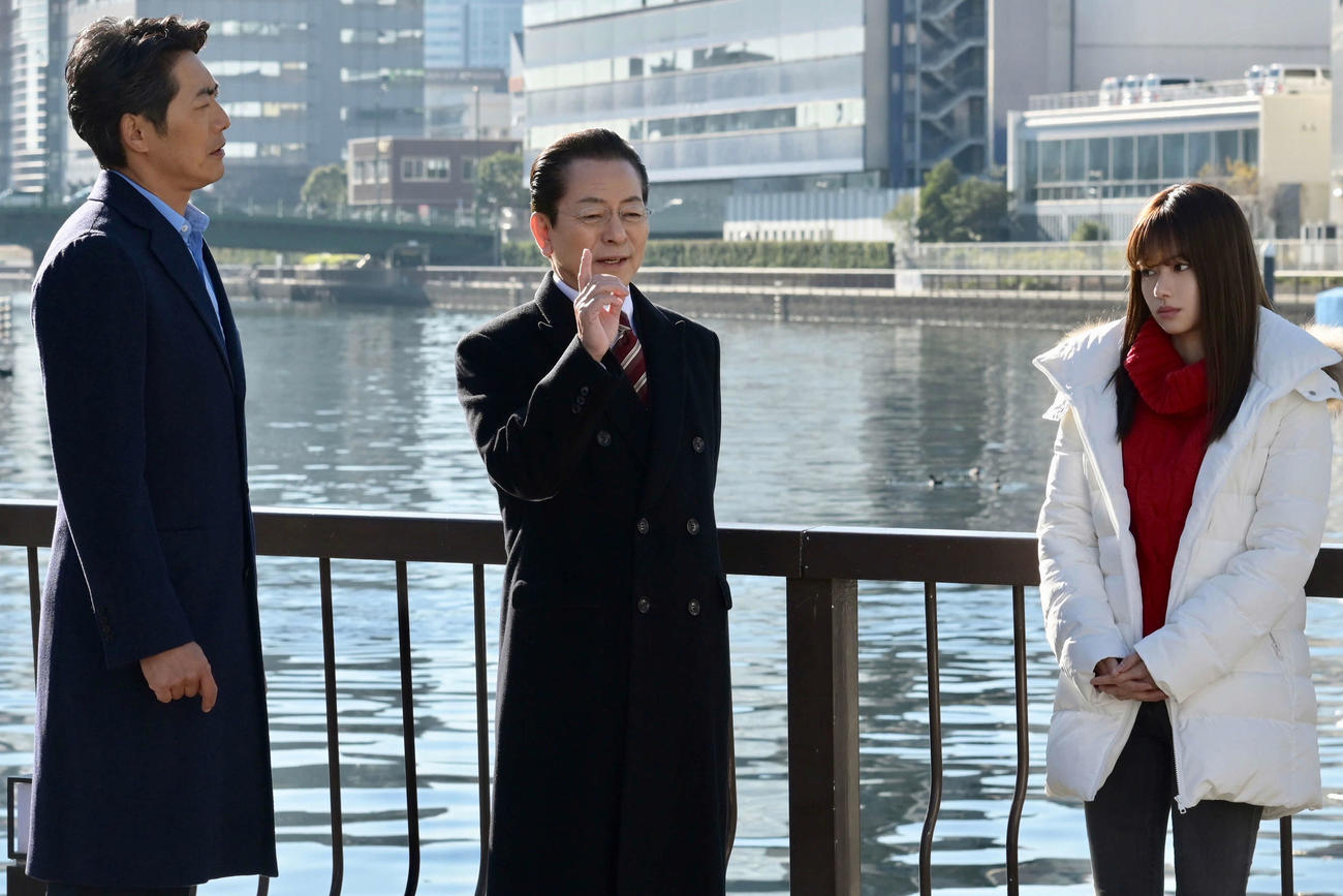 26日放送のテレビ朝日系「相棒season20」に出演する左から反町隆史、水谷豊、山本舞香