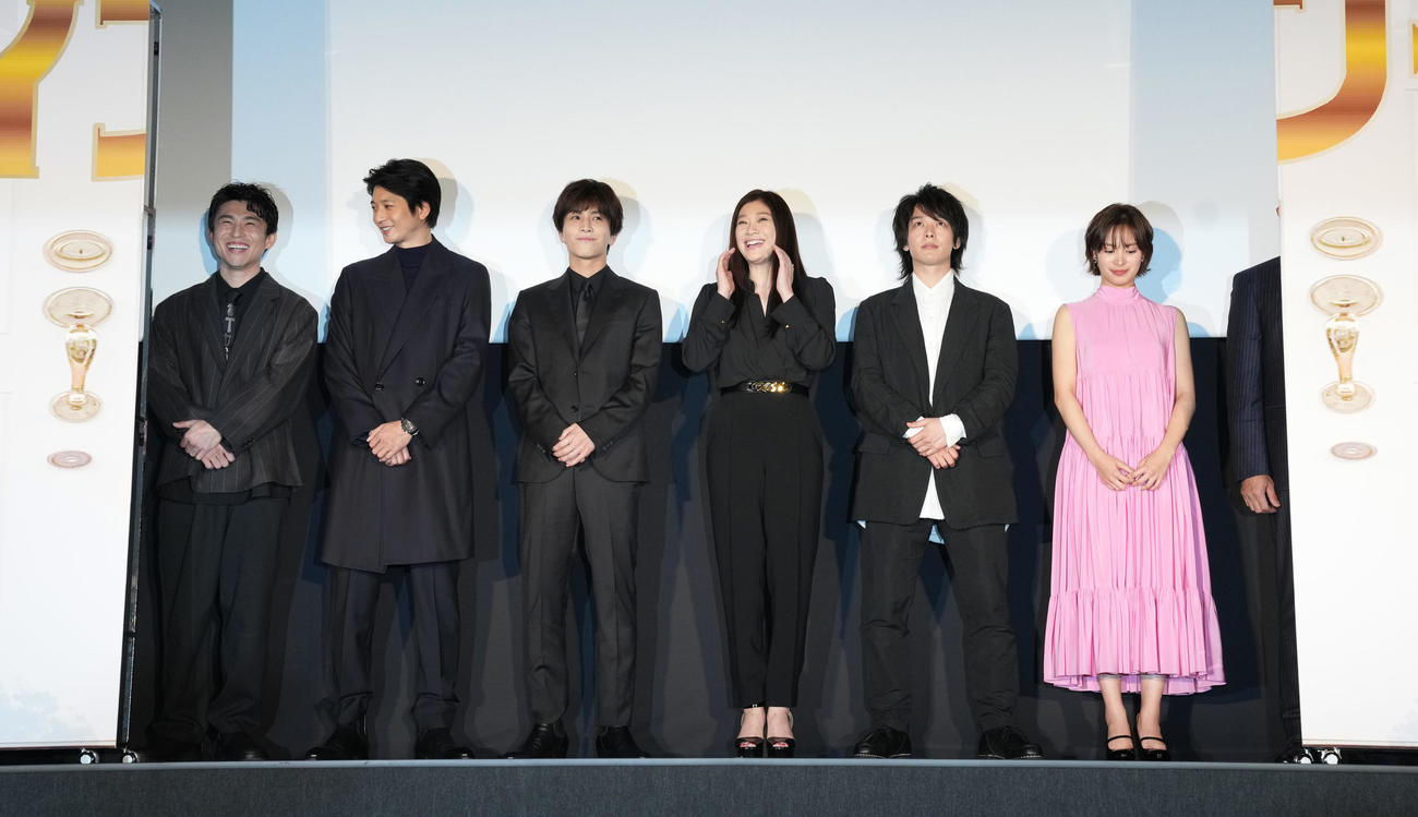 「ウェディング・ハイ」完成披露試写会に登壇した出演者たち。左から中尾明慶、向井理、岩田剛典、篠原涼子、中村倫也、関水渚（撮影・鈴木みどり）