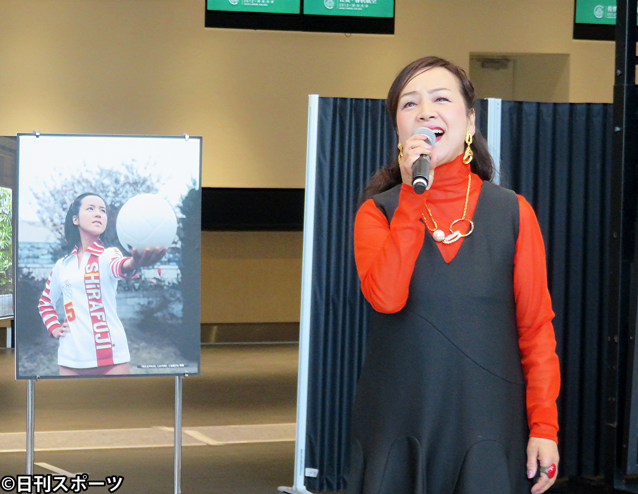 「佐賀－上海線就航10周年企画『中国路線プロモーション』」イベントで「燃えろアタック」主題歌を歌う荒木由美子（撮影・小谷野俊哉）