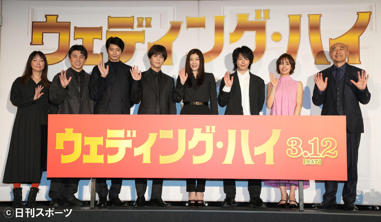 「ウェディング・ハイ」完成披露試写会で手を振る出演者たち。左から大九明子監督、中尾明慶、向井理、岩田剛典、篠原涼子、中村倫也、関水渚、高橋克実（撮影・鈴木みどり）