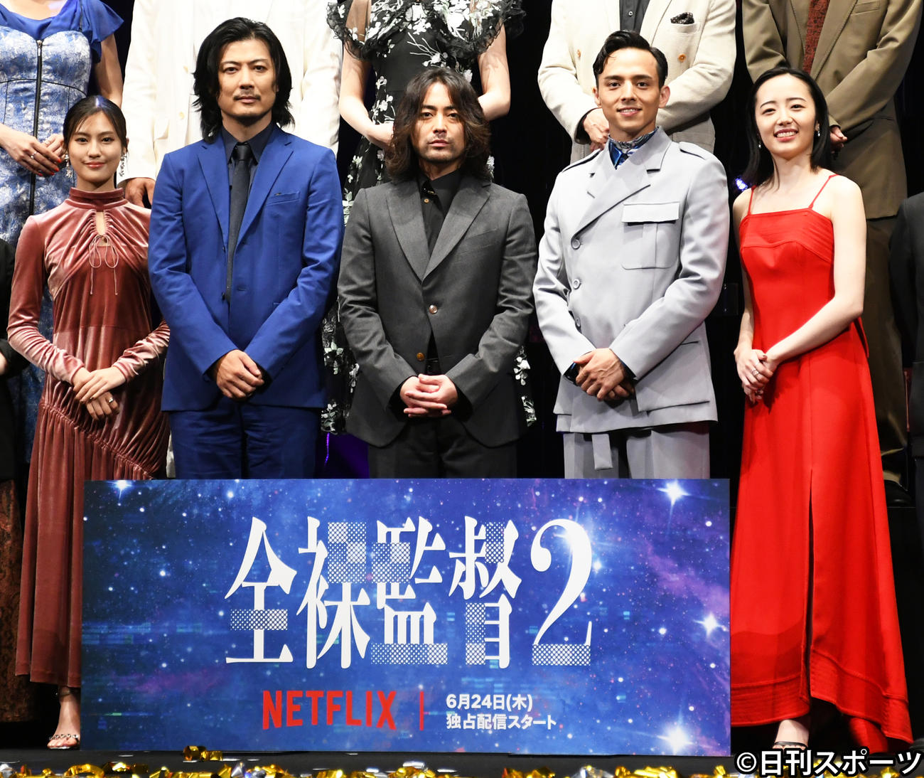 「全裸監督　シーズン2」ワールドプレミアに出席した主演の山田孝之（中央）、森田望智（右端）ら